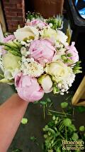 Bruidsboeket met roze pioenrozen en witte rozen