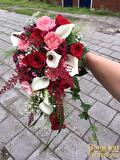 Cascadeboeket met rode rozen en witte calla's