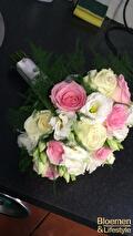 Bruidsboeket van roze en witte rozen