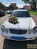 Autostuk op een witte trouwauto